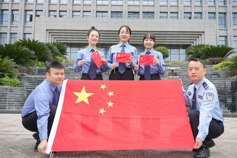 检察蓝与中国红同框 为祖国祝福